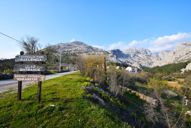 Starigrad được biết tới như một trong những địa điểm leo núi tuyệt vời nhất ở châu Âu.(Ảnh: Booking.com)