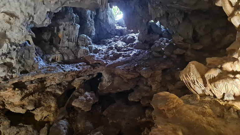 Vịnh Hạ Long sở hữu hệ thống hang động độc đáo. (Ảnh: ĐỨC DUY)