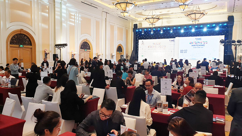 Các doanh nghiệp du lịch MICE gặp gỡ và kết nối kinh doanh tại Hội chợ Vietnam MICE Expo. (Ảnh: T.LINH)