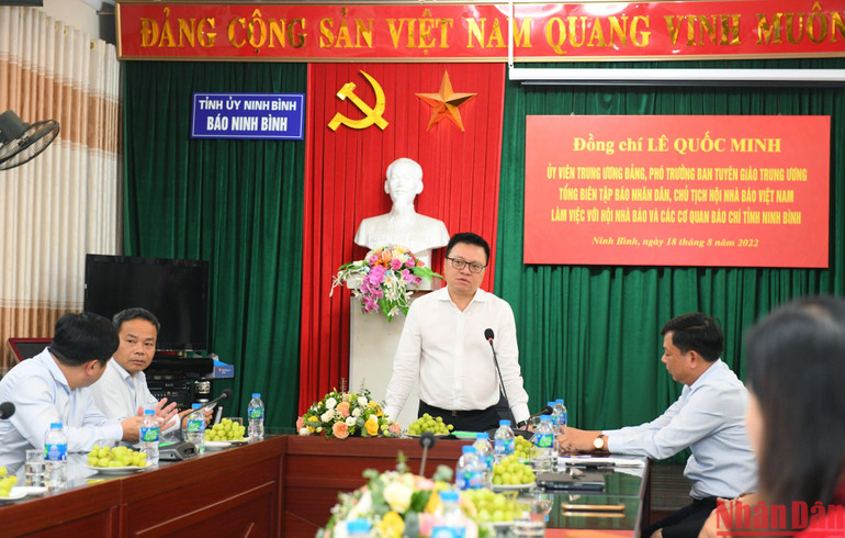 Đồng chí Lê Quốc Minh phát biểu tại buổi làm việc với Báo Ninh Bình. (Ảnh: THÀNH ĐẠT)