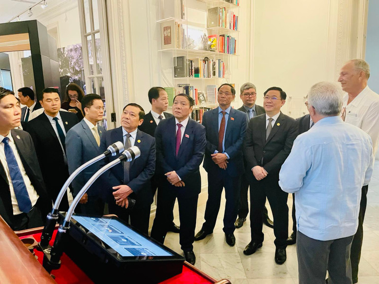 Giám đốc Trung tâm René González Barrios giới thiệu với Chủ tịch Quốc hội Vương Đình Huệ những tư liệu quý về sự nghiệp cách mạng của Lãnh tụ Fidel Castro và tình cảm đặc biệt của Lãnh tụ Fidel Castro dành cho Việt Nam và các dân tộc trên thế giới.