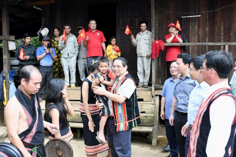 Thủ tướng Phạm Minh Chính với bà con nhân dân xã Ngọk Lây, huyện Tu Mơ Rông ở nhà cộng đồng trồng sâm Ngọc Linh.