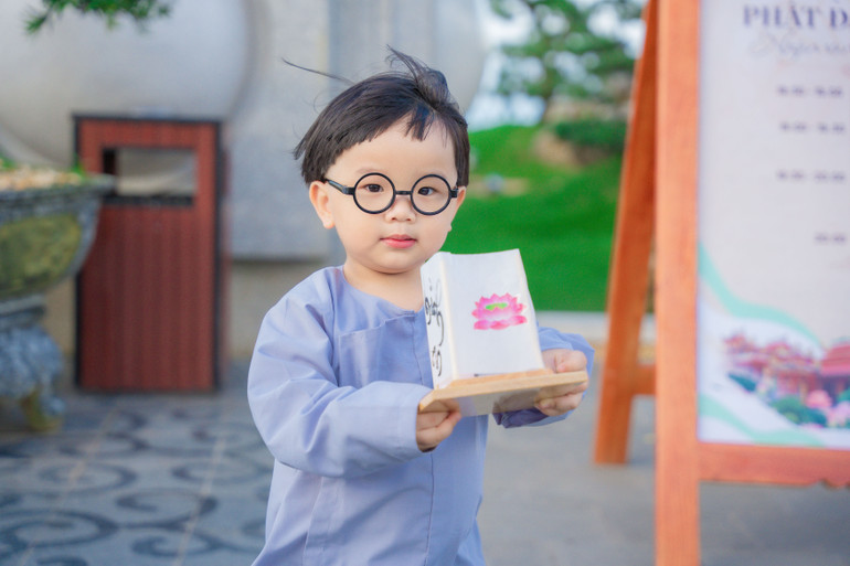 Em bé hoan hỉ dâng đăng trên núi Bà Đen. (Ảnh: Hải Triều) Em bé hoan hỉ dâng đăng trên núi Bà Đen. (Ảnh: Hải Triều)