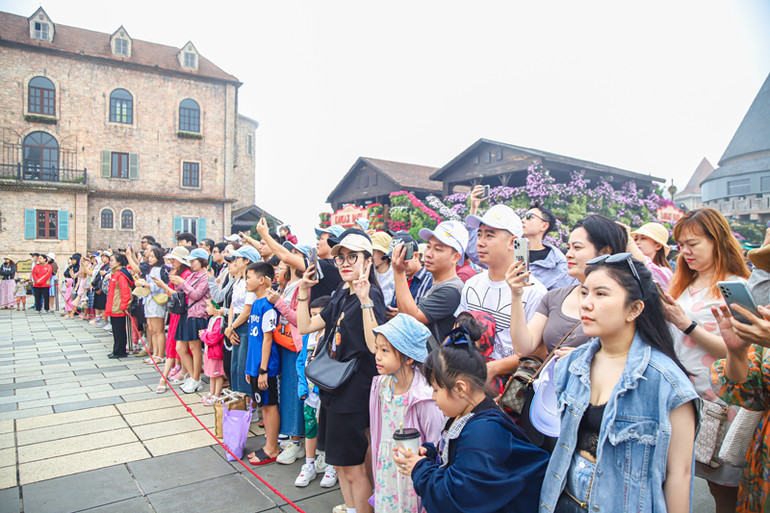 Đỉnh Bà Nà sôi động với lượng du khách lớn trong 2 ngày đầu nghỉ lễ.