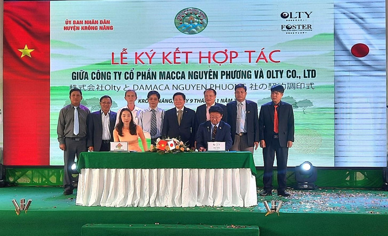 Đại diện Công ty cổ phần DAMACA Nguyên Phương và Công ty OLTY (Nhật Bản) ký hợp đồng phân phối độc quyền tại thị trường Nhật Bản đối với sản phẩm hạt mắc ca sấy của Công ty DAMACA Nguyên Phương.