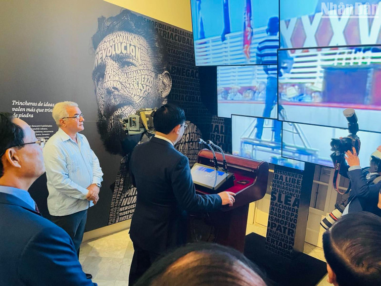 Chủ tịch Quốc hội lắng nghe giới thiệu tư liệu về các bài phát biểu quan trọng của Nhà lãnh đạo vĩ đại của Cuba Fidel Castro tại nhiều sự kiện quan trọng.