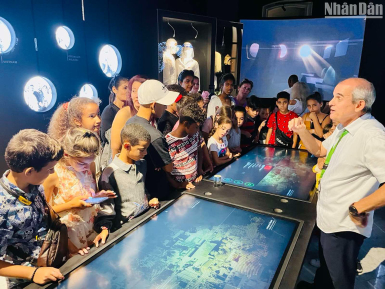 Đông đảo thể hệ trẻ các học sinh và thầy cô giáo Cuba đến nghiên cứu, tìm hiểu lịch sử đất nước và sự nghiệp vĩ đại của Lãnh tụ Fidel Castro.