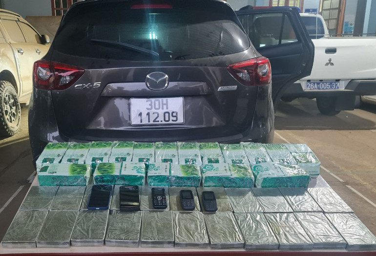 Số tang vật nghi là ma túy trên xe ô-tô đối tượng bỏ lại.