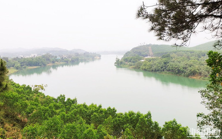 Một đoạn sông Hương nhìn từ đồi Vọng Cảnh. (Ảnh: T.LINH)