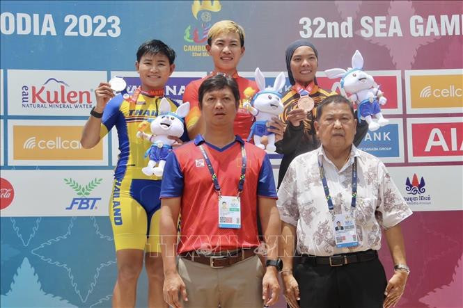 Vận động viên Nguyễn Thị Thật (hàng sau, giữa) giành Huy chương Vàng môn Xe đạp, nội dung Xuất phát đồng hàng cá nhân nữ 100km. (Ảnh: TTXVN) Vận động viên Nguyễn Thị Thật (hàng sau, giữa) giành Huy chương Vàng môn Xe đạp, nội dung Xuất phát đồng hàng cá nhân nữ 100km. (Ảnh: TTXVN)