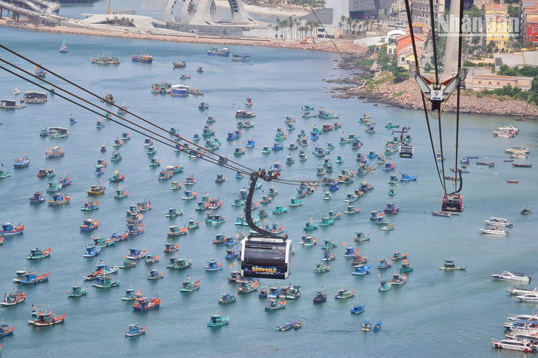 Tới Phú Quốc đừng bỏ lỡ trải nghiệm hành trình đi trên cáp treo 3 dây vượt biển dài nhất thế giới. (Ảnh: T.LINH)
