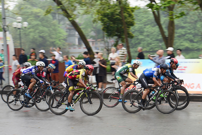 Đến gần những vòng cuối, các vận động viên áp dụng chiến thuật bứt tốc