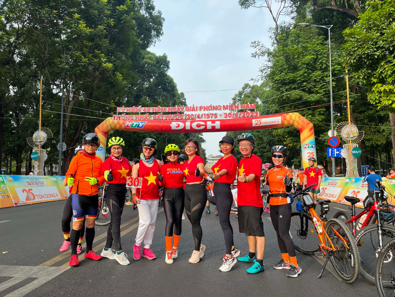 Người dân vui mừng khi tham gia diễu hành bằng xe đạp trong ngày 30/4.