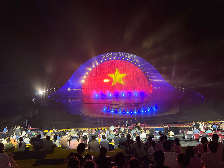 Show diễn Kiss the Stars Show tại thị trấn Hoàng Hôn dịp lễ 2/9 năm nay.