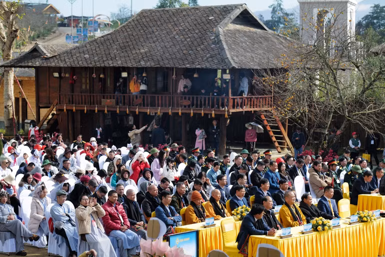 Đông đảo khách mời và du khách cùng tham dự sự kiện kỷ niệm 10 năm xây dựng cáp treo Fansipan.