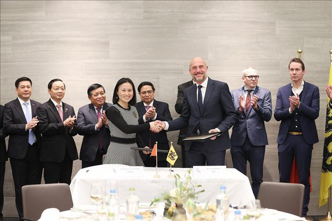 Thủ tướng Phạm Minh Chính và ông Jan Jambon, Bộ trưởng - Thủ hiến vùng Flanders chứng kiến lễ ký kết Ý định thư hợp tác giữa Vinfast (Việt Nam) và Facil (Bỉ). (Ảnh: TTXVN)