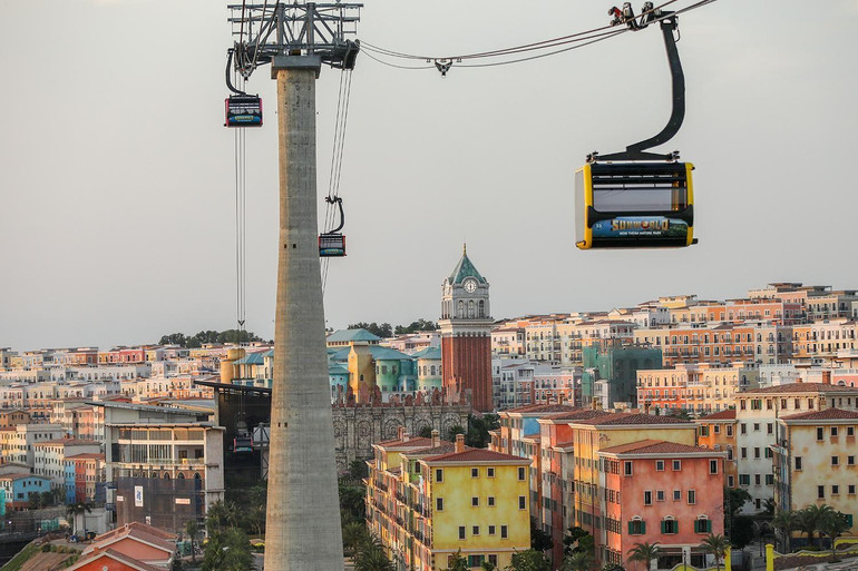 Cáp treo Sun World Phu Quoc đưa du khách ngắm toàn cảnh “Thị trấn Địa Trung Hải” từ trên cao.