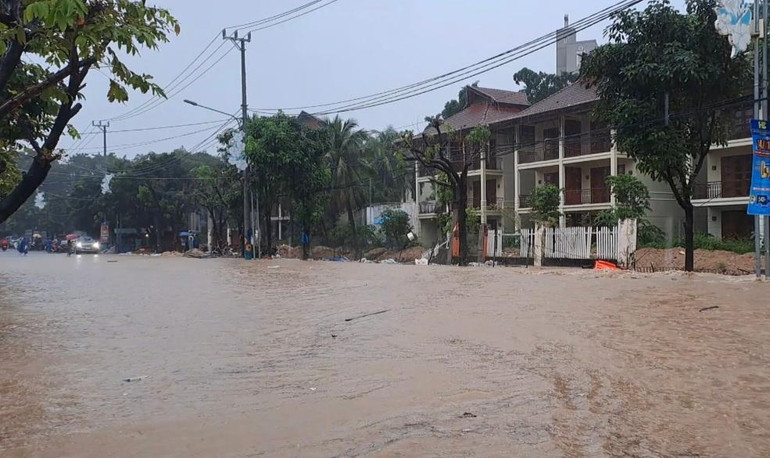 Nhiều tuyến đường của Phường Ghềnh Ráng, TP Quy Nhơn, tỉnh Bình Định bị ngập nặng do mưa lớn.