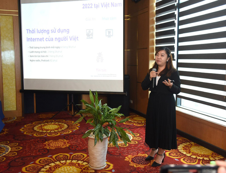 Bà Lê Thị Bảo Ngọc nói về việc quản lý nội dung trên đa kênh, đa nền tảng. Bà Lê Thị Bảo Ngọc nói về việc quản lý nội dung trên đa kênh, đa nền tảng.