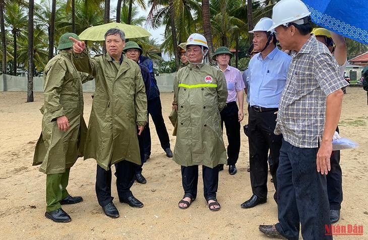 Bộ trưởng Lê Minh Hoan (đứng giữa) kiểm tra bờ biển Cửa Đại (Hội An)