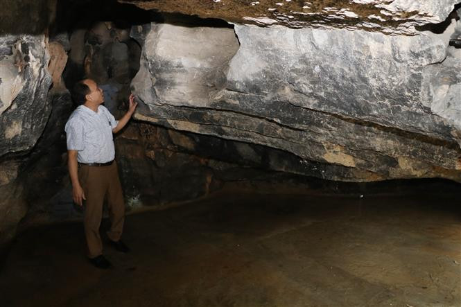 Bên trong phòng nghỉ trong hang núi. (Ảnh: TTXVN)