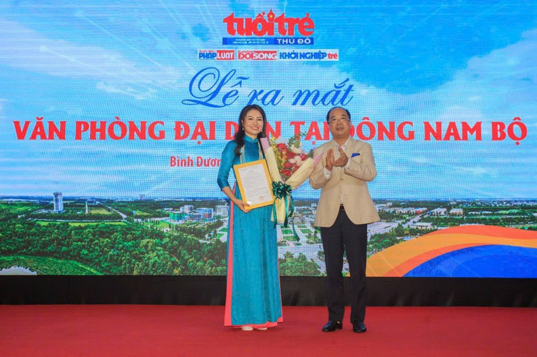 Ông Nguyễn Mạnh Hưng, Tổng Biên tập báo Tuổi trẻ Thủ đô trao quyết định bổ nhiệm Trưởng Văn phòng đại diện báo Tuổi trẻ Thủ đô khu vực Đông Nam Bộ cho bà Trần Thị Hậu.