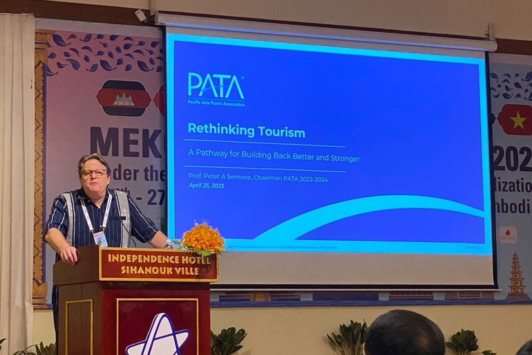 Ông Peter Semone, Chủ tịch PATA phát biểu tại phiên thảo luận Tư duy lại về Du lịch. (Ảnh: MTF)