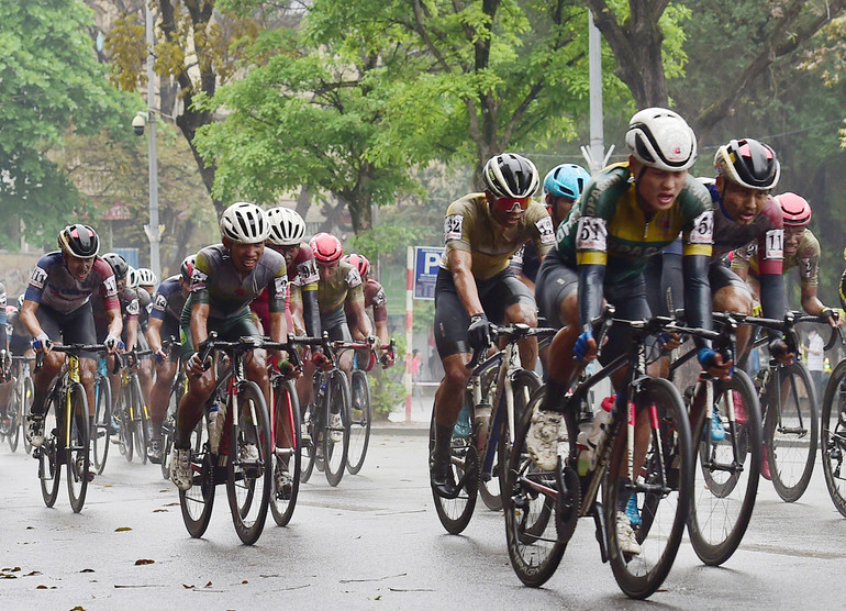 Các vận động viên bám đuổi nhau quyết liệt.