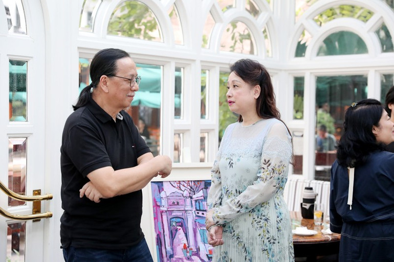 Nhà sưu tập Thuý Anh trao đổi với các vị khách mời.