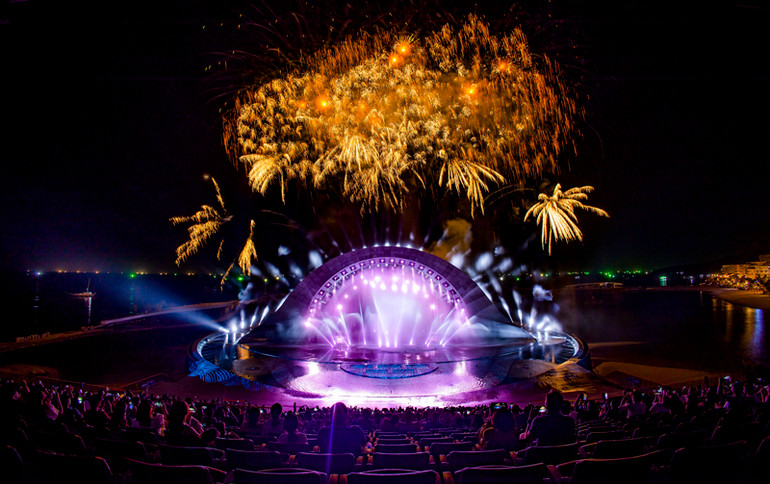 Pháo hoa tại show diễn Kiss The Stars, thị trấn Hoàng Hôn.