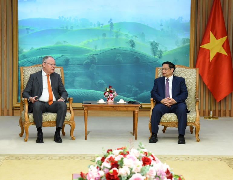 Thủ tướng Phạm Minh Chính tiếp ông Stephan Weil, Thủ hiến bang Hạ Saxony. (Ảnh: TRẦN HẢI)