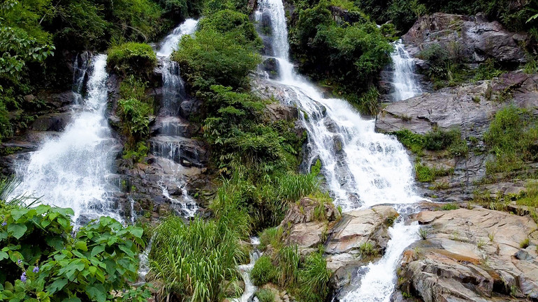 Thác Kôi Tó mang vẻ đẹp của một nàng sơn nữ với mái tóc dài.