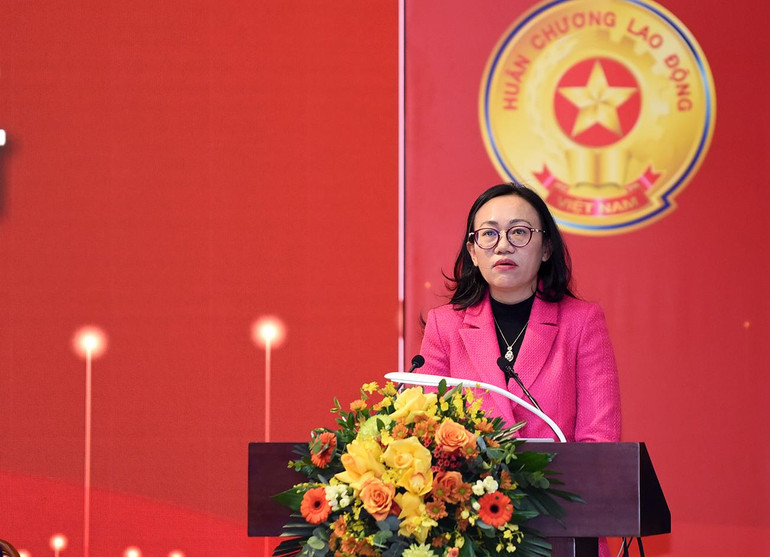 Giám đốc Sở Thông tin và Truyền thông Quảng Ninh Lê Ngọc Hân trình bày tham luận tại Hội nghị.