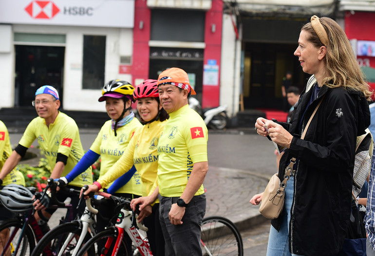 Cuộc đua được sự cổ vũ nhiệt tình của du khách quốc tế và những người yêu thích bộ môn xe đạp.