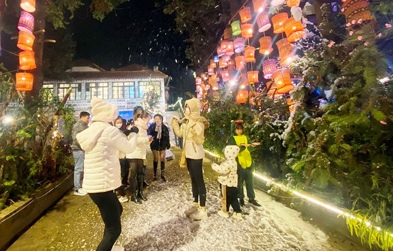 Lễ hội “Sa Pa - Thiên đường tuyết rơi” thu hút du khách trong dịp nghỉ Tết Dương lịch. (Ảnh QUỐC HỒNG)