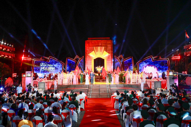 Tiết mục biểu diễn nghệ thuật tại điểm cầu Hà Nội. (Ảnh: DUY LINH)