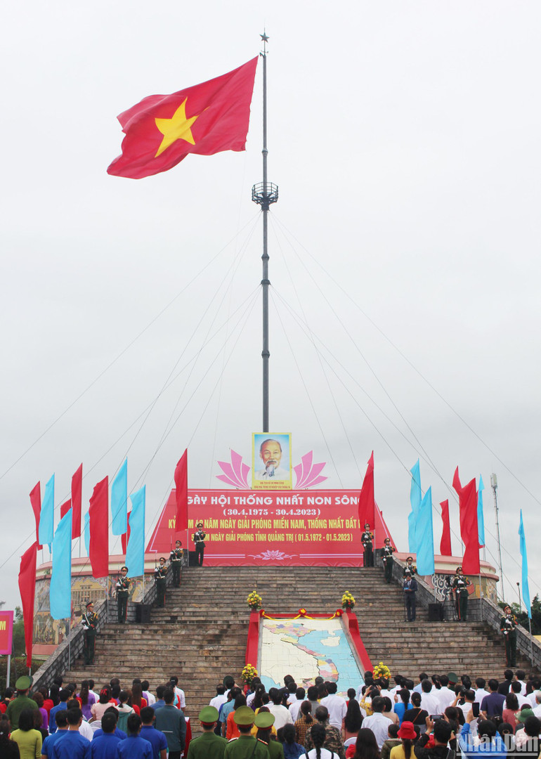 Lá cờ đỏ sao vàng được từ từ kéo lên trên đỉnh Kỳ đài.