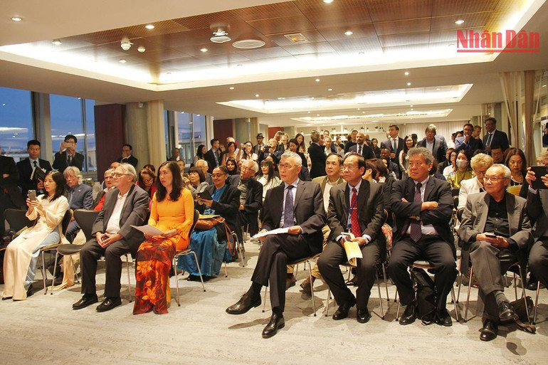 Khoảng 200 Lãnh đạo và Ban Thư ký UNESCO, Trưởng phái đoàn các nước, các Đại sứ bên cạnh UNESCO, bạn bè Pháp và quốc tế tham dự sự kiện tôn vinh Chủ tịch Hồ Chí Minh. (Ảnh: MINH DUY) Khoảng 200 Lãnh đạo và Ban Thư ký UNESCO, Trưởng phái đoàn các nước, các Đại sứ bên cạnh UNESCO, bạn bè Pháp và quốc tế tham dự sự kiện tôn vinh Chủ tịch Hồ Chí Minh. (Ảnh: MINH DUY)