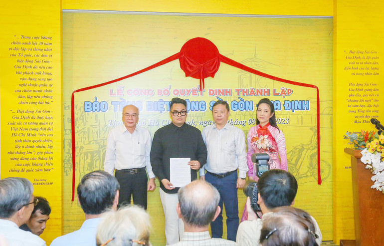 Lãnh đạo Thành phố Hồ Chí Minh trao quyết định thành lập Bảo tàng Biệt động Sài Gòn - Gia Định. (Ảnh: Fb Bảo tàng Biệt động Sài Gòn - Gia Định) Lãnh đạo Thành phố Hồ Chí Minh trao quyết định thành lập Bảo tàng Biệt động Sài Gòn - Gia Định. (Ảnh: Fb Bảo tàng Biệt động Sài Gòn - Gia Định)