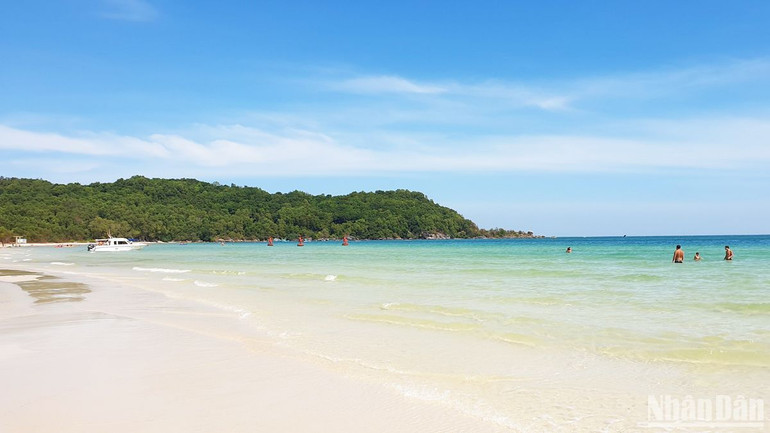 Bờ cát trắng mịn và nước biển xanh như ngọc tại Bãi Kem, Phú Quốc. (T.LINH)