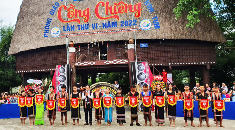 Trao cờ lưu niệm cho các đoàn tham gia