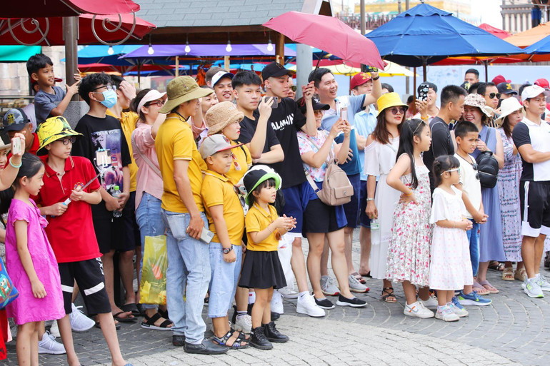 Du khách hứng khởi tham gia lễ hội B’Estival Bia và ẩm thực ở Sun World Ba Na Hills.