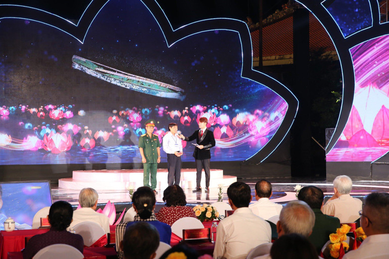 Đại diện đội K53 trao lại kỷ vật là một chiếc cặp tóc cho thân nhân liệt sĩ Đỗ Văn Bân. (Ảnh: MẠNH HẢO)