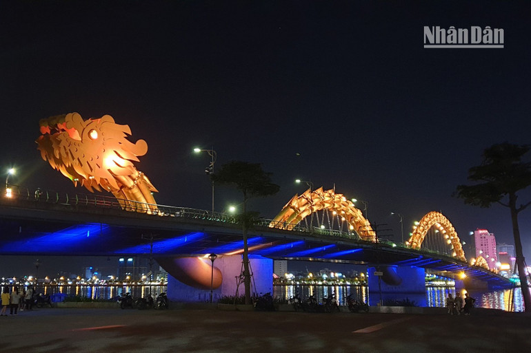 Cầu Rồng Đà Nẵng lung linh về đêm. (Ảnh: T.LINH)