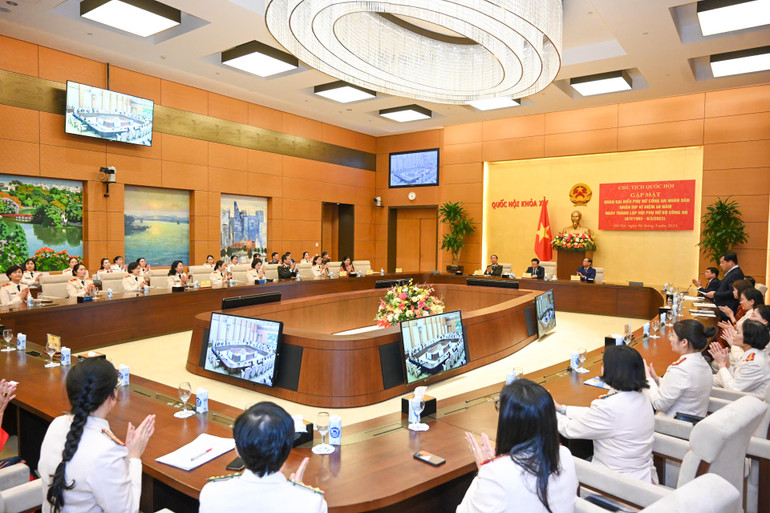 Quang cảnh buổi gặp mặt tại Nhà Quốc hội.