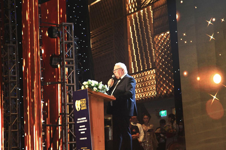 Ông Graham Cooke, nhà sáng lập và Chủ tịch World Travel Awards phát biểu tại Lễ trao giải. (Ảnh: Tổng cục Du lịch)