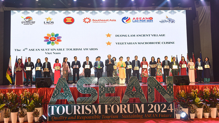 Bộ trưởng Nguyễn Văn Hùng trao Giải thưởng sản phẩm du lịch bền vững ASEAN. (Ảnh: Cục Du lịch Quốc gia Việt Nam)