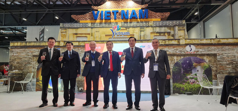 Các đại biểu chào mừng các vị khách và khai tiệc giao thương. (Ảnh: Ban tổ chức cung cấp)