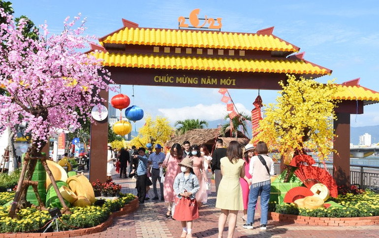 Đường hoa Xuân Đà Nẵng hấp dẫn du khách (Ảnh: ANH ĐÀO)