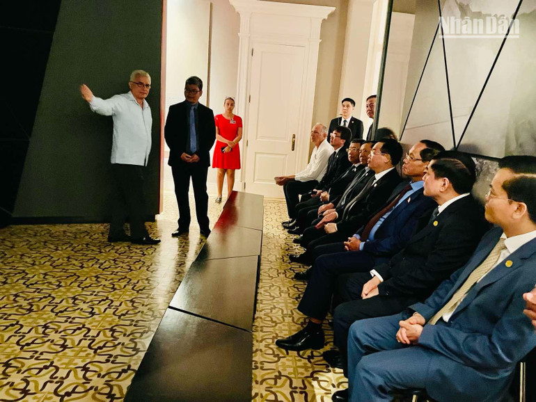 Chủ tịch Quốc hội và các thành viên Đoàn công tác được giới thiệu những thước phim về lịch sử đấu tranh cách mạng của đất nước Cuba.